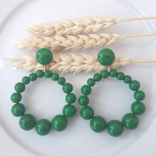 Boucles d'oreilles (grand modèle) créoles perles vert imitation malachite en résine - esprit vintage