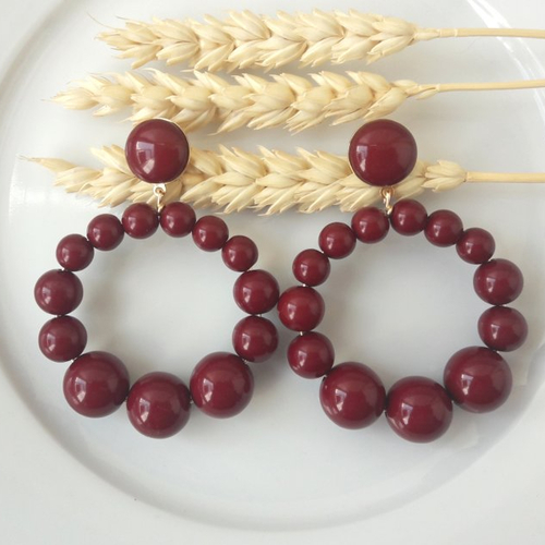 Boucles d'oreilles (modèle xl) créoles perles bordeaux / lie de vin en résine - esprit vintage