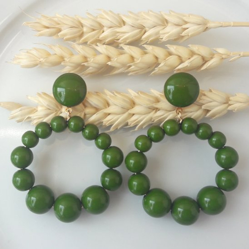 Boucles d'oreilles (petit modèle) créoles perles vert olive en résine - esprit vintage