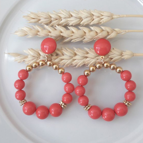 Boucles d'oreilles aurore - créoles perles dorées et rouge corail en résine - esprit vintage
