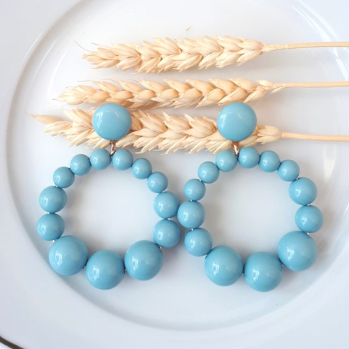 Boucles d'oreilles (modèle xl) créoles perles bleu vintage clair en résine - esprit vintage