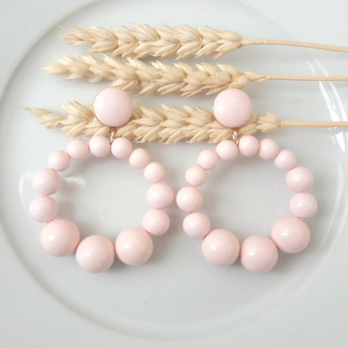 Boucles d'oreilles (modèle xl) créoles perles rose poudré en résine - esprit vintage