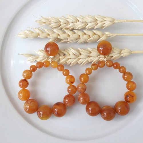 Boucles d'oreilles (grand modèle) créoles perles ambre - abricot marbré en résine - esprit vintage