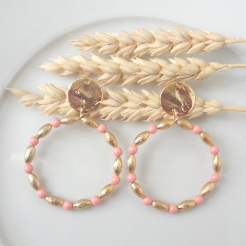 Boucles d'oreilles alice - créoles perles dorées et rose saumon en cristal - esprit vintage