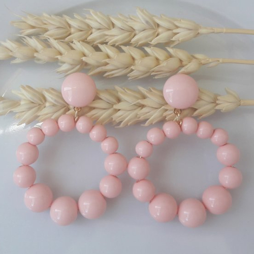 Boucles d'oreilles (petit modèle) créoles perles roses dragées en résine - esprit vintage