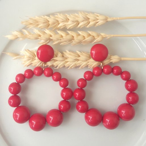 Boucles d'oreilles (modèle xl) créoles perles rouge framboise en résine - esprit vintage