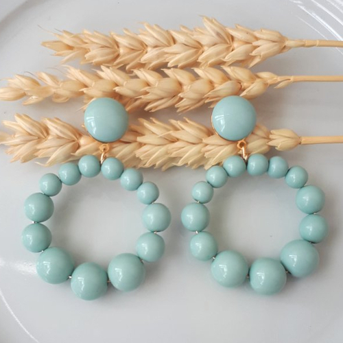 Boucles d'oreilles (petit modèle) créoles perles turquoise clair en résine - esprit vintage