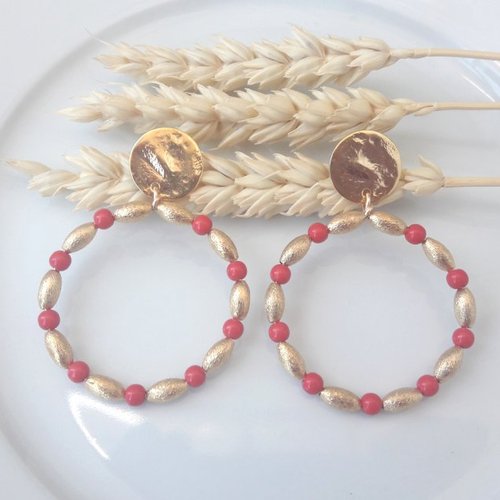 Boucles d'oreilles alice - créoles perles dorées et rouge framboise en résine - esprit vintage