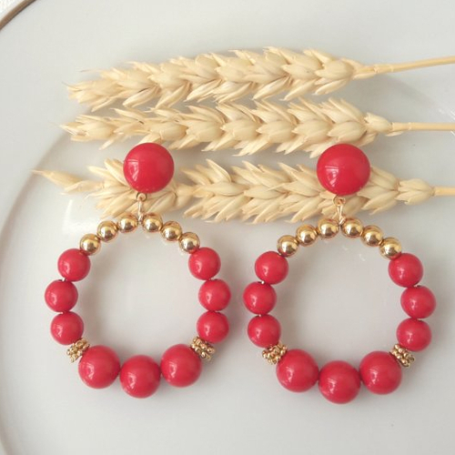 Boucles d'oreilles aurore - créoles perles dorées et rouge framboise en résine - esprit vintage