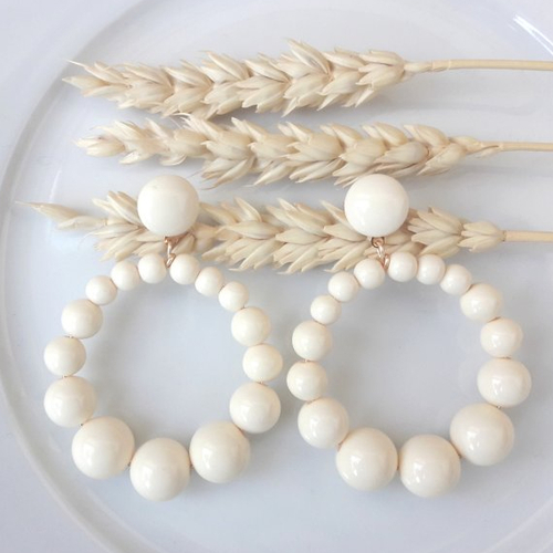 Boucles d'oreilles (grand modèle) créoles perles écru - crème en résine - esprit vintage