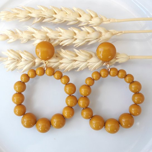 Boucles d'oreilles (modèle moyen) créoles perles moutardes en résine - esprit vintage