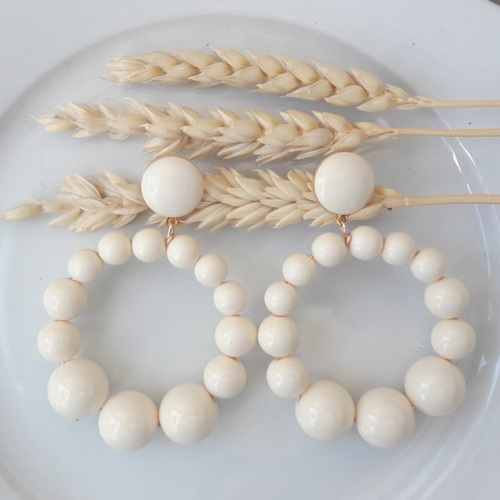 Boucles d'oreilles (modèle xl) créoles perles écru - crème en résine - esprit vintage