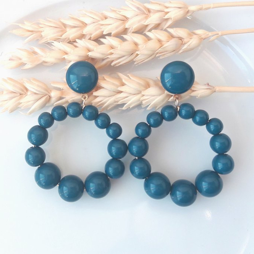 Boucles d'oreilles (petit modèle) créoles perles bleu canard en résine - esprit vintage