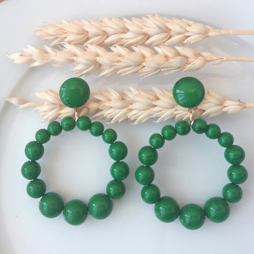 Boucles d'oreilles (modèle moyen) créoles perles vert imitation malachite en résine - esprit vintage