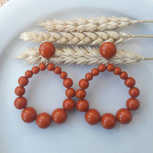 Boucles d'oreilles (grand modèle) créoles perles terracotta en résine - esprit vintage