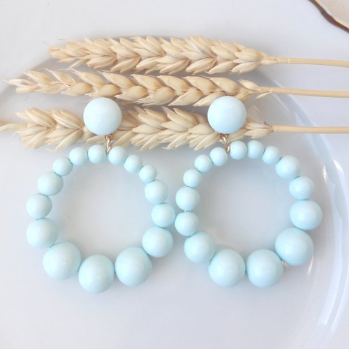 Boucles d'oreilles (grand modèle) créoles perles bleu ciel pastel en résine - esprit vintage