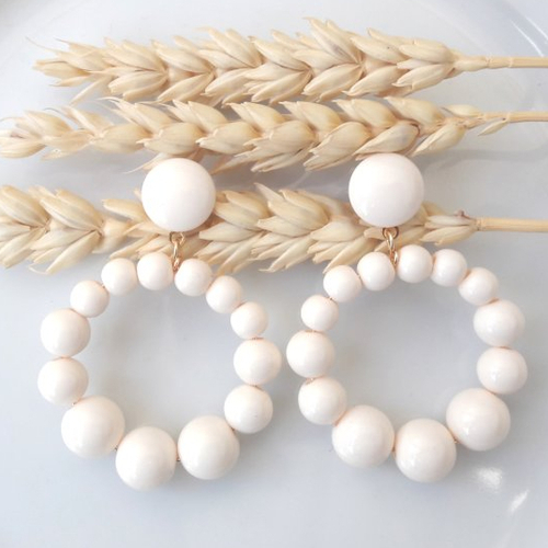 Boucles d'oreilles (petit modèle) créoles perles ivoires en résine - esprit vintage