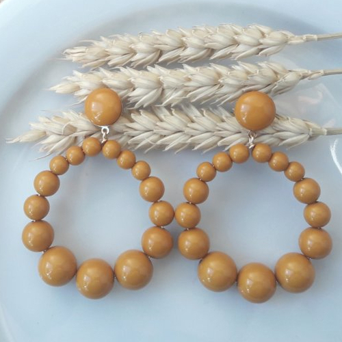 Boucles d'oreilles (grand modèle) créoles perles moutardes en résine - esprit vintage