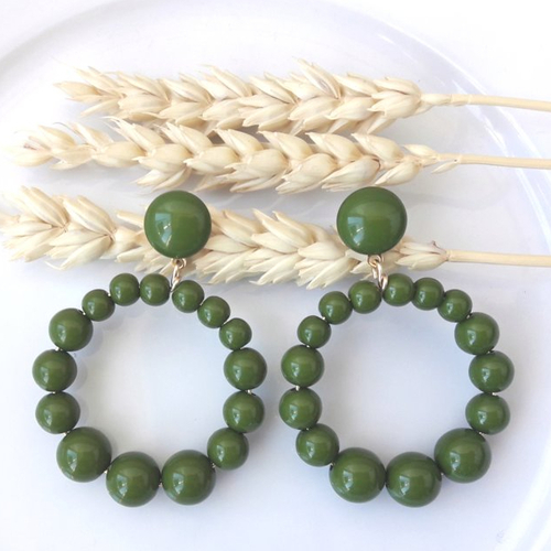 Boucles d'oreilles (modèle moyen) créoles perles vert olive en résine - esprit vintage