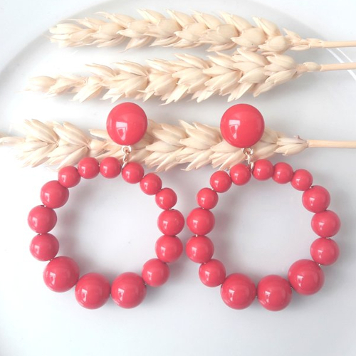 Boucles d'oreilles (modèle moyen) créoles perles rouge framboise en résine - esprit vintage