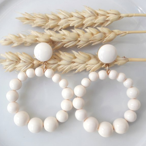 Boucles d'oreilles (modèle moyen) créoles perles ivoires en résine - esprit vintage