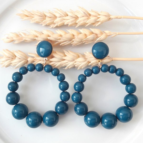 Boucles d'oreilles (grand modèle) créoles perles bleu canard en résine - esprit vintage