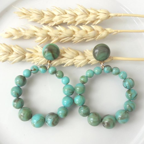Boucles d'oreilles (modèle moyen) créoles perles turquoise marbré en résine - esprit vintage