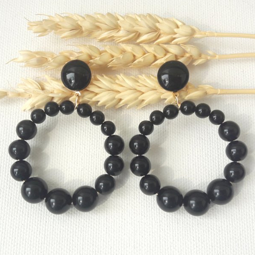 Boucles d'oreilles (modèle moyen) créoles perles noires en résine - esprit vintage
