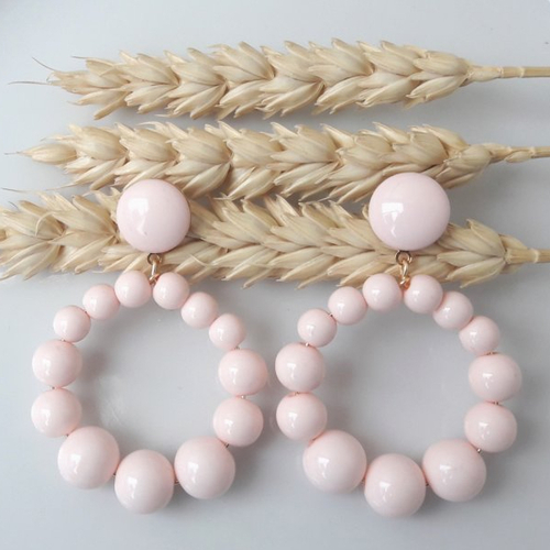Boucles d'oreilles (petit modèle) créoles perles rose poudré en résine - esprit vintage