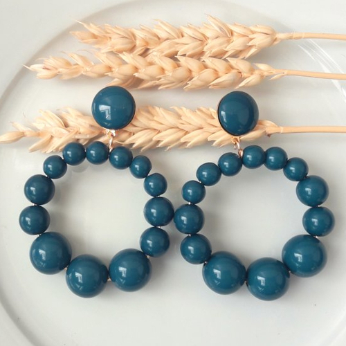 Boucles d'oreilles (modèle xl) créoles perles bleu canard en résine - esprit vintage
