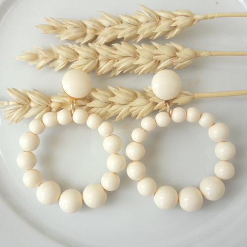 Boucles d'oreilles (modèle moyen) créoles perles écru - crème en résine - esprit vintage
