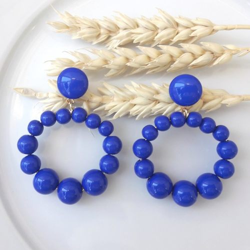 Boucles d'oreilles (petit modèle) créoles perles bleu roi en résine - esprit vintage