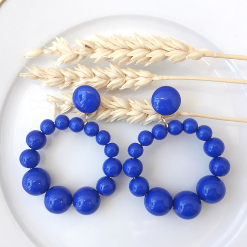 Boucles d'oreilles (modèle xl) créoles perles bleu roi en résine - esprit vintage