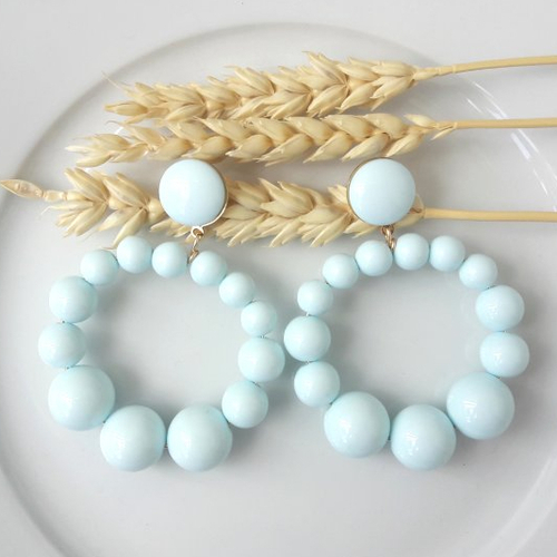 Boucles d'oreilles (modèle xl) créoles perles bleu ciel pastel en résine - esprit vintage