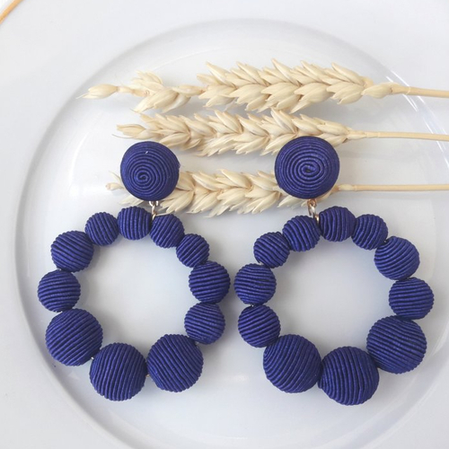 Boucles d'oreilles gabrielle (modèle xl) créoles perles fil coton bleu marine - esprit vintage