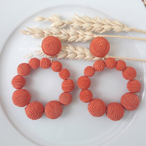 Boucles d'oreilles gabrielle (modèle xl) créoles perles fil coton orange foncé - esprit vintage
