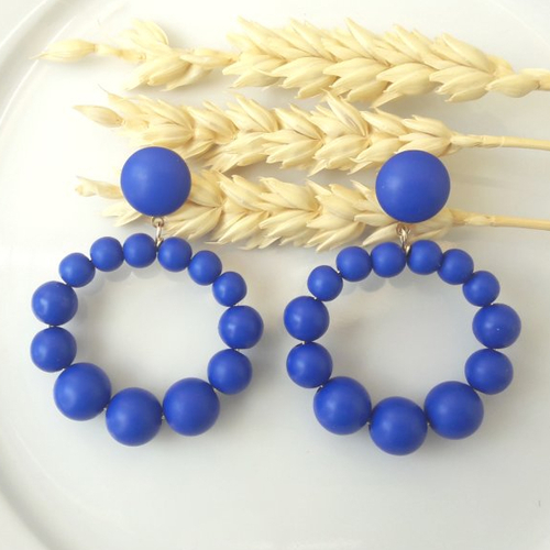 Boucles d'oreilles (petit modèle) créoles perles bleu roi opaques mat en résine - esprit vintage