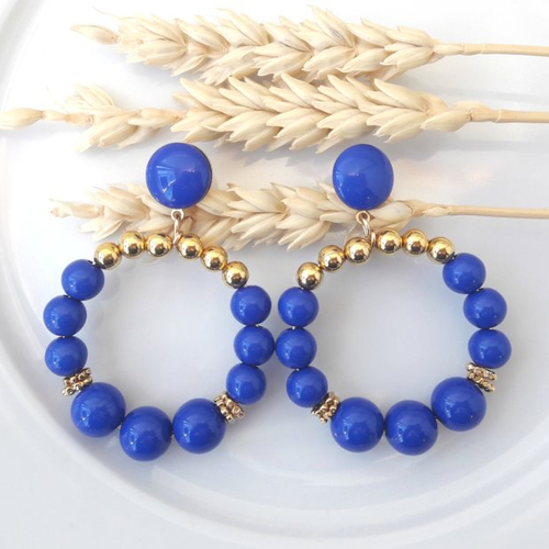 Boucles d'oreilles aurore - créoles perles dorées et bleu roi en résine - esprit vintage