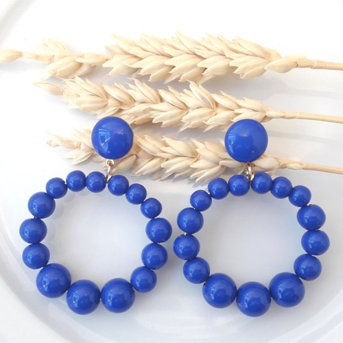 Boucles d'oreilles (modèle moyen) créoles perles bleu roi en résine - esprit vintage