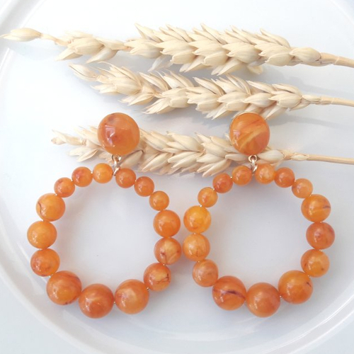 Boucles d'oreilles (modèle moyen) créoles perles ambre - abricot marbré en résine - esprit vintage