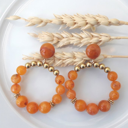 Boucles d'oreilles aurore - créoles perles dorées et ambre - abricot marbré  en résine - esprit vintage