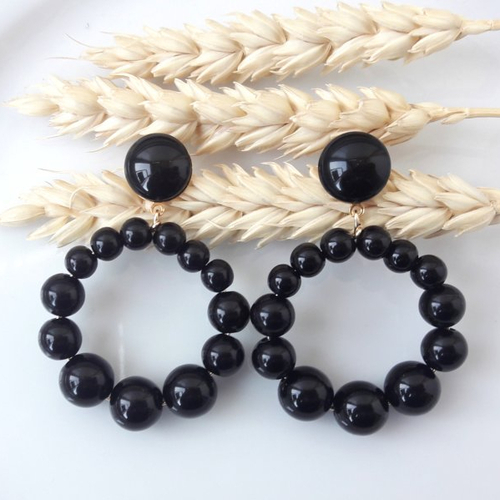 Boucles d'oreilles (petit modèle) créoles perles noires en résine - esprit vintage