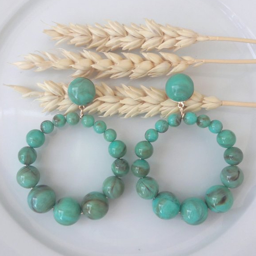 Boucles d'oreilles (grand modèle) créoles perles turquoise marbré en résine - esprit vintage