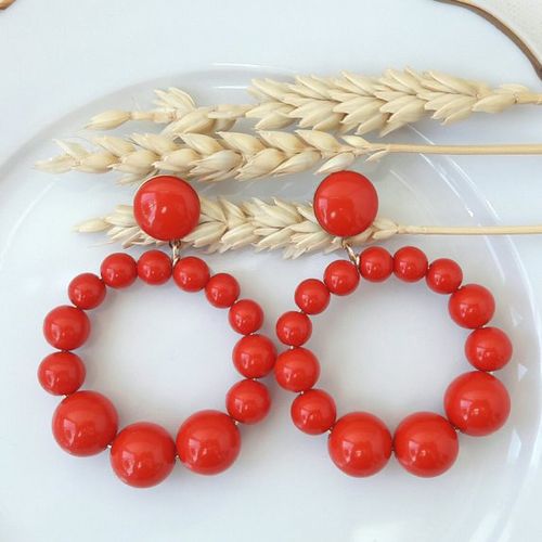 Boucles d'oreilles (modèle xl) créoles perles rouges en résine - esprit vintage