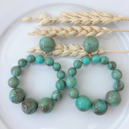 Boucles d'oreilles (modèle xl) créoles perles turquoise marbré en résine - esprit vintage