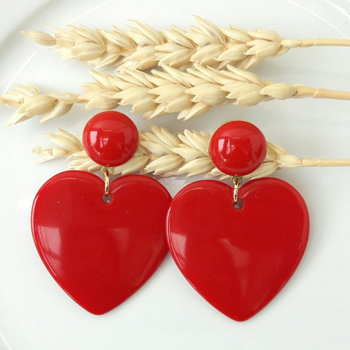 Boucles d'oreilles pendentif coeur en résine rouge foncé - esprit vintage