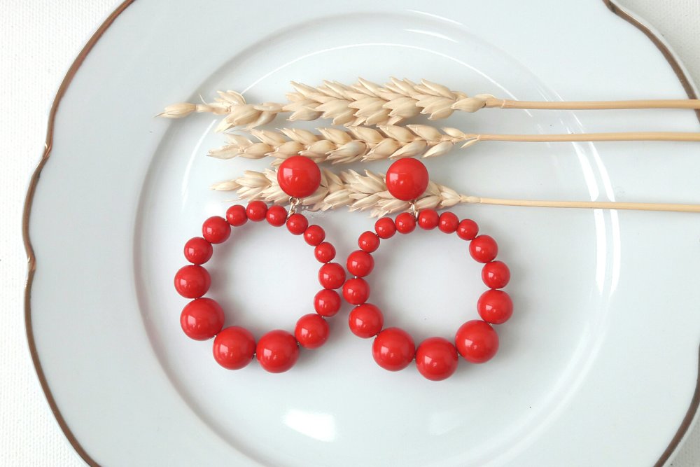 Boucles d'oreilles (grand modèle) créoles perles rouges en résine - esprit  vintage - Un grand marché