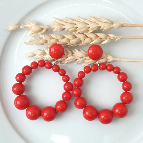 Boucles d'oreilles (grand modèle) créoles perles rouges en résine - esprit vintage