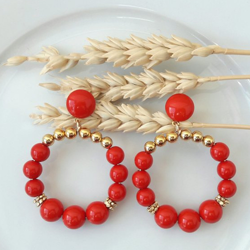 Boucles d'oreilles aurore - créoles perles dorées et rouges en résine - esprit vintage