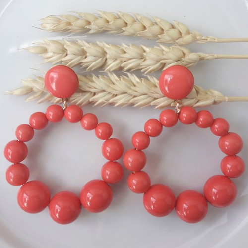 Boucles d'oreilles (modèle xl) créoles perles rouge corail en résine - esprit vintage